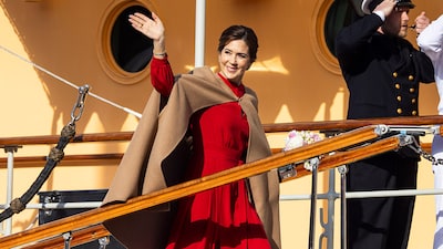 Mary de Dinamarca se despide de Suecia con el vestido de invitada rojo que tienen tres 'royals' nórdicas