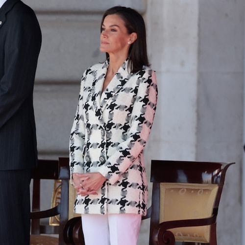 La reina Letizia recupera su chaqueta española de 'tweed' con botones-joya