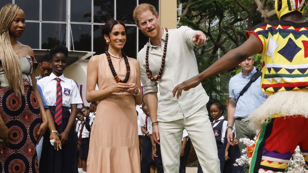 Meghan Markle reaparece en Nigeria y manda un mensaje a la Familia Real con su vestido 'Windsor'