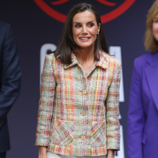 La reina Letizia acude al fútbol en Zaragoza con una chaqueta española de 'tweed' y pantalón blanco