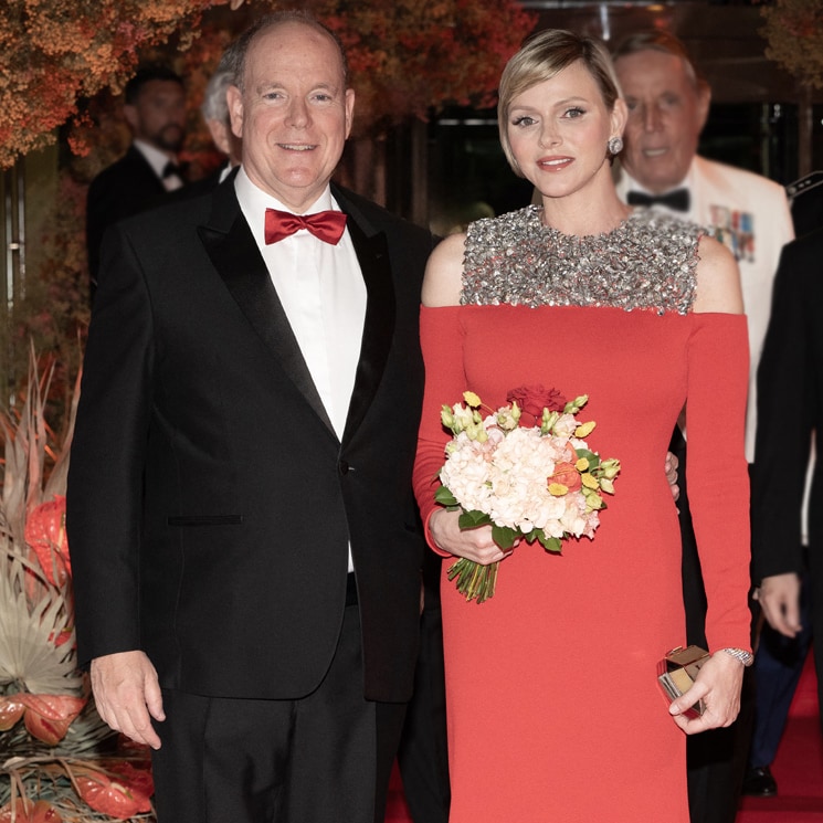 Charlene de Mónaco impacta gracias a su nuevo vestido de gala con lentejuelas y 'cut outs'