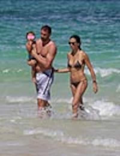 Adriana Lima, de vacaciones con su marido y su hija en Miami