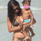 Adriana Lima, de vacaciones en Miami junto a su marido, Marko Jaric, y su hija, Valentina.