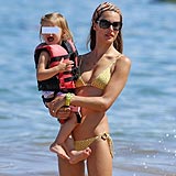 Alessandra Ambrosio, de vacaciones en Maui (Hawai). La modelo estuvo acompañada de su pareja, Jamie Mazur, y la hija de ambos, Anja Louise