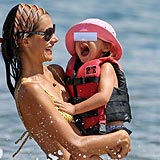 Alessandra Ambrosio, de vacaciones en Maui (Hawai). La modelo estuvo acompañada de su pareja, Jamie Mazur, y la hija de ambos, Anja Louise.