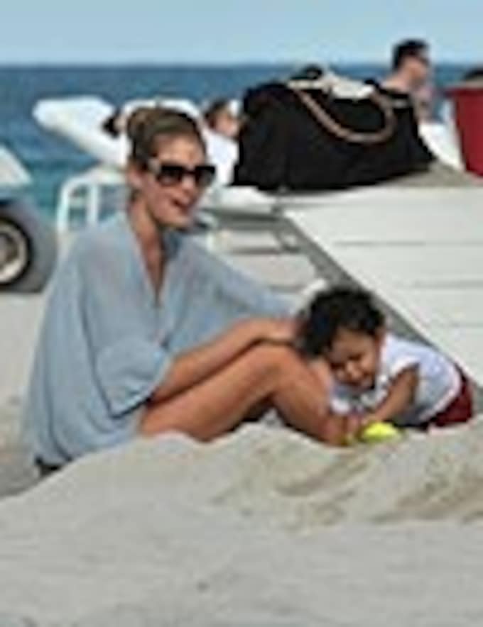 ‘Top mamá’: Doutzen Kroes, junto a su hijo, Phyllon, en la playa de Miami