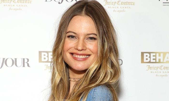 Behati Prinsloo intenta disimular su embarazo, pero no lo consigue