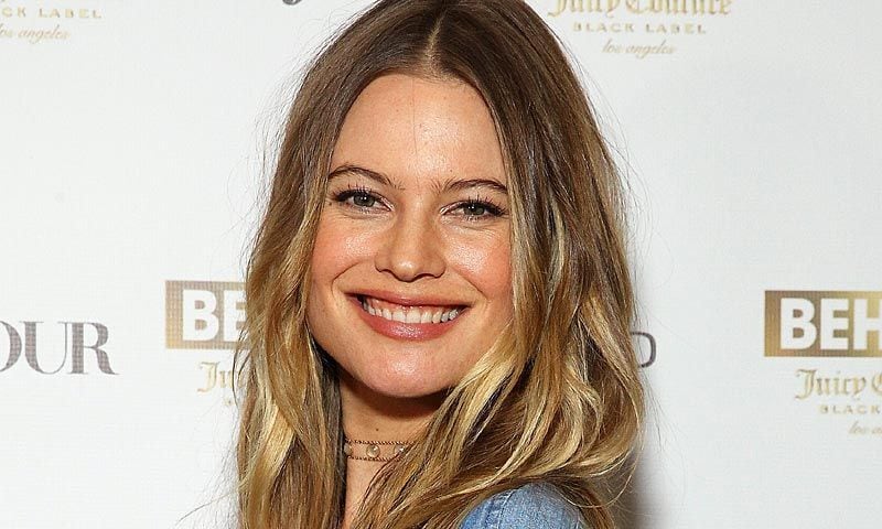Behati Prinsloo posa en bikini y confirma (por fin) su embarazo