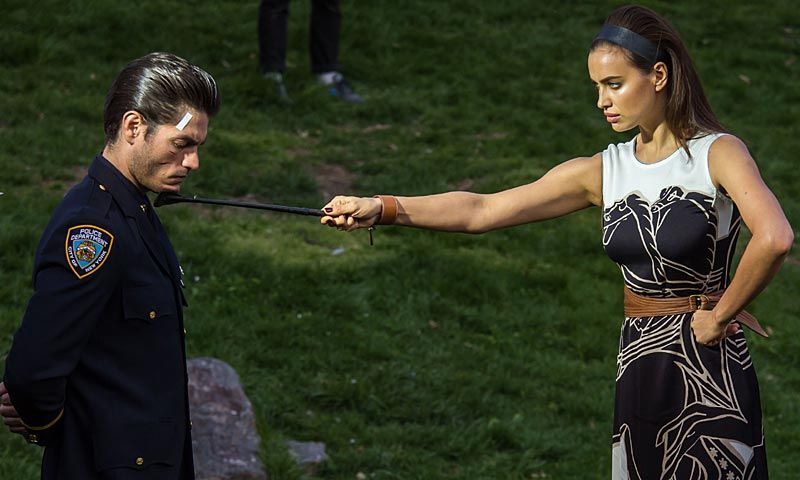 Irina Shayk coquetea (y huye) de la policía neoyorquina