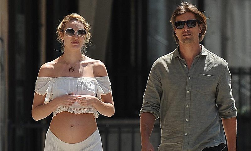 Candice Swanepoel presenta a su primer hijo, Anacã