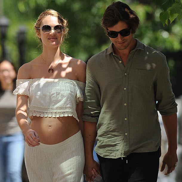 Candice Swanepoel presenta a su primer hijo, Anacã