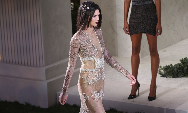 ¡Comienza el 'show'! Kendall Jenner luce ‘tipazo’ y… ¡algo más!