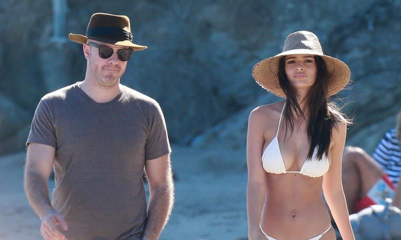 Emily Ratajkowski, su imagen más 'sexy' y enamorada, en la playa