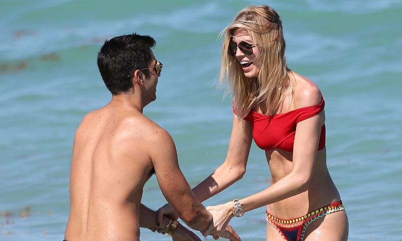 Devon Windsor sabe cómo pasárselo 'en grande' en la playa (y su novio, su 'complice')