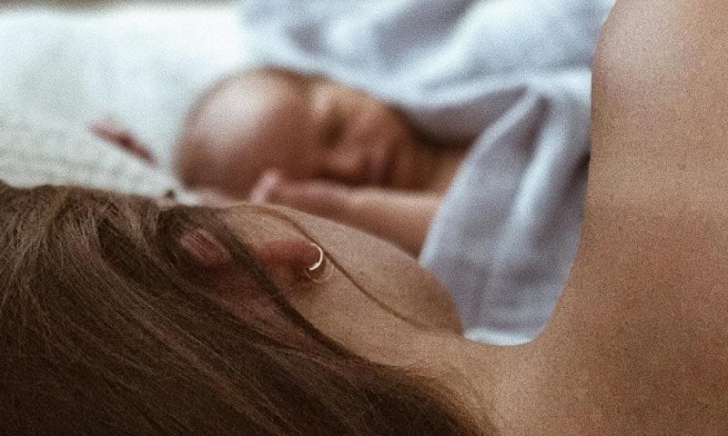 Stormi Bree y Lucky Blue Smith presumen de bebé en su primer álbum familiar de fotos