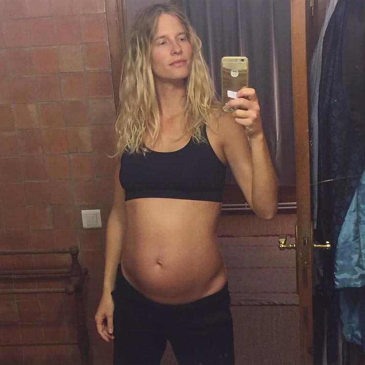 Clara Mas se hace el 'selfie' de las supermodelos para mostrar su embarazo