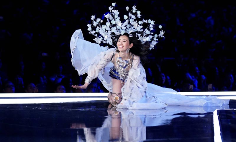 La polémica decisión de televisar la caída de Ming Xi en el desfile de Victoria's Secret