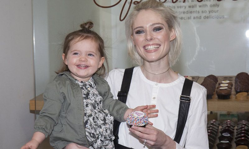 El divertido vídeo en el que Coco Rocha anuncia que está embarazada con la ayuda de su hija