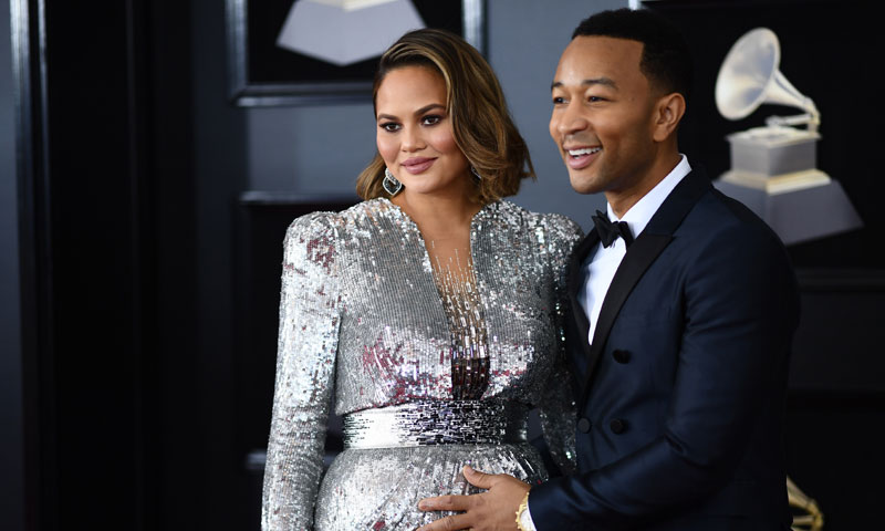 Look premamá brillante y mensaje revelador: Chrissy Teigen se hace viral en los Grammy