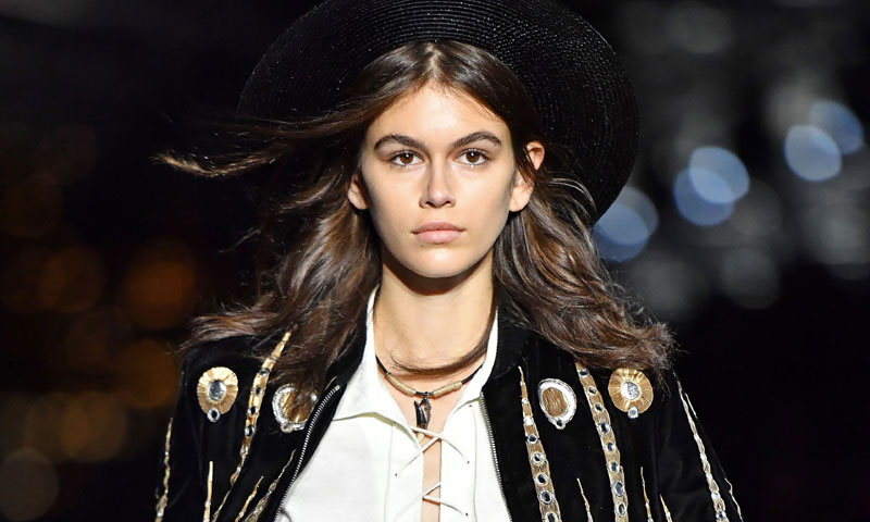 ¡Nuevo hito para Kaia Gerber! La modelo debuta en el desfile masculino de Saint Laurent