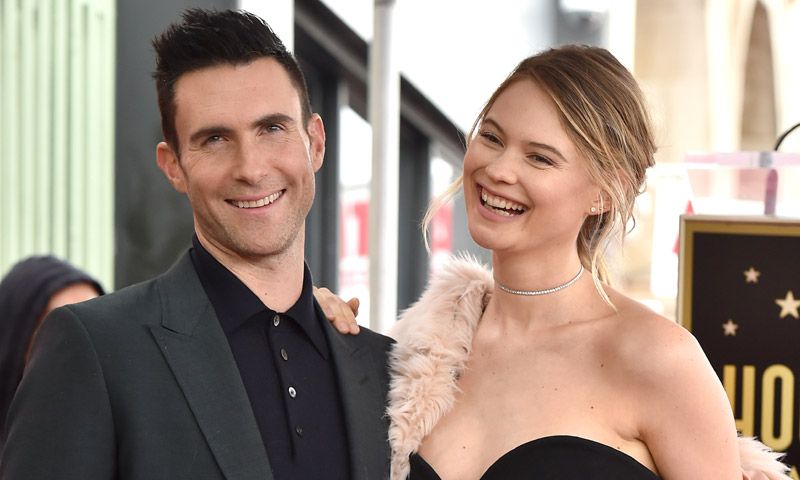 Behati Prinsloo y Adam Levine (ahora sí) nos presentan a su segunda hija