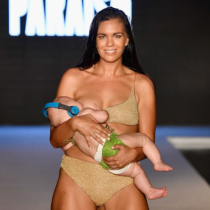 La controvertida imagen de la modelo que dio el pecho a su bebé sobre la pasarela 