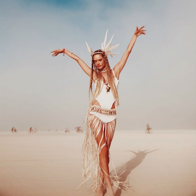 ¿Antes o después? Alessandra Ambrosio comparte su transformación en el Burning Man