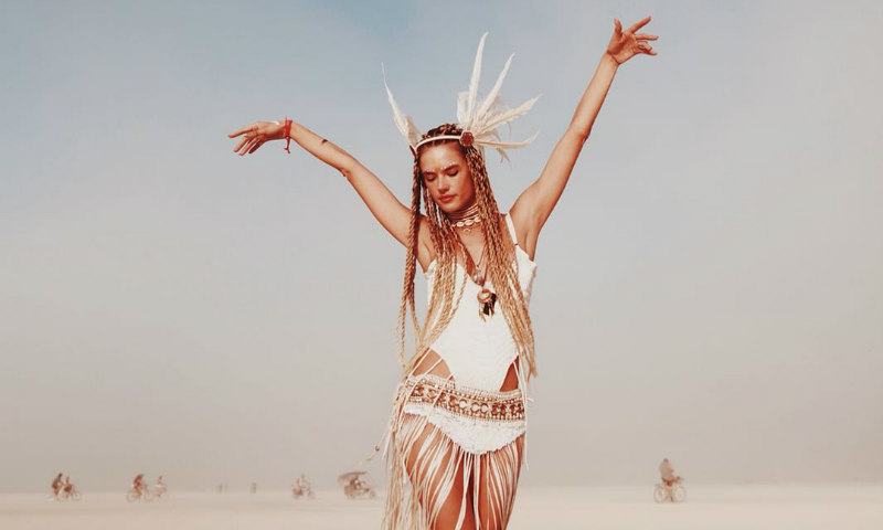 ¿Antes o después? Alessandra Ambrosio comparte su transformación en el Burning Man