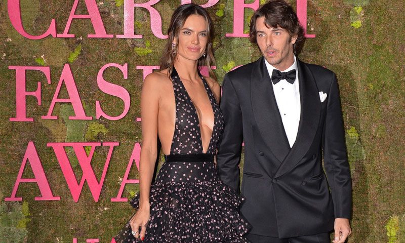 Alessandra Ambrosio y su novio, Nicolo Oddi, hacen oficial su relación