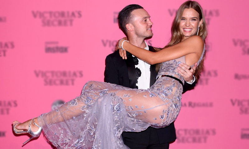 La emotiva reacción de Josephine Skriver a la última declaración de amor de su prometido