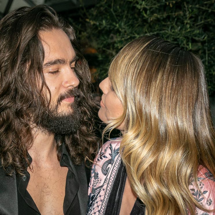 Heidi Klum y Tom Kaulitz reviven su primer beso sobre la alfombra roja un año después