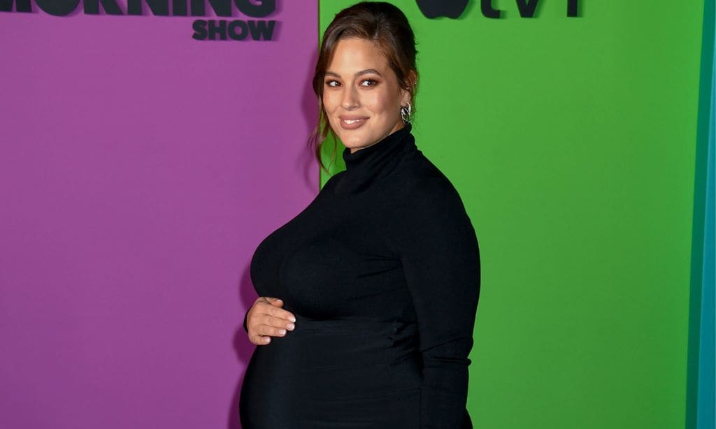 Manicuras y tatuajes, Ashley Graham celebra la fiesta 'baby shower' menos convencional