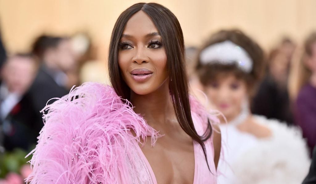 Naomi Campbell celebra su 50 cumpleaños con fotos de niña y de sus primeros trabajos