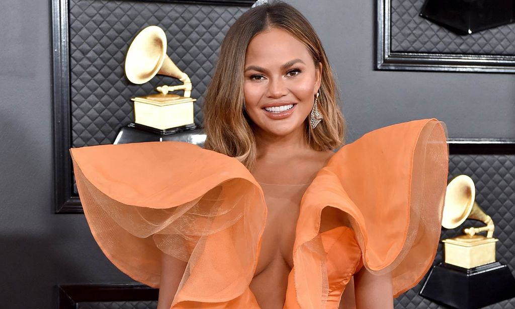 Chrissy Teigen explica divertida los motivos por los que va a operarse el pecho