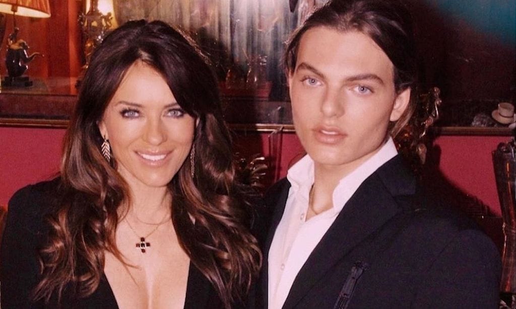 Elizabeth Hurley confunde a sus fans con una foto junto a su hijo