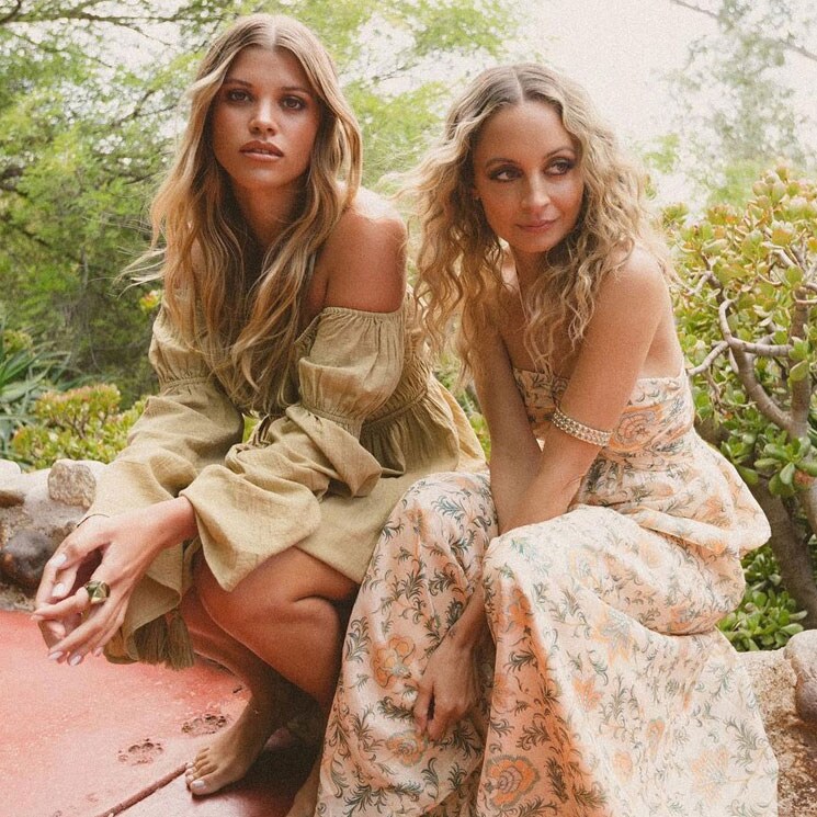 El posado sin precedentes de las hermanas Nicole y Sofia Richie ante un reto de moda