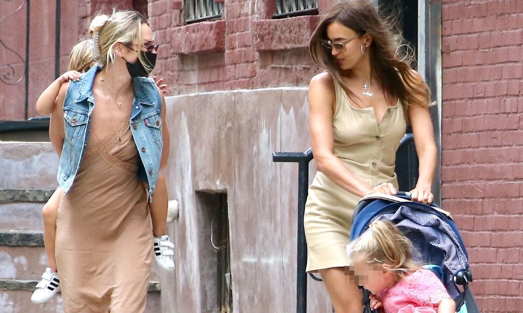 Irina y Candice, dos mamás muy coordinadas con diseños 'nude' y botas