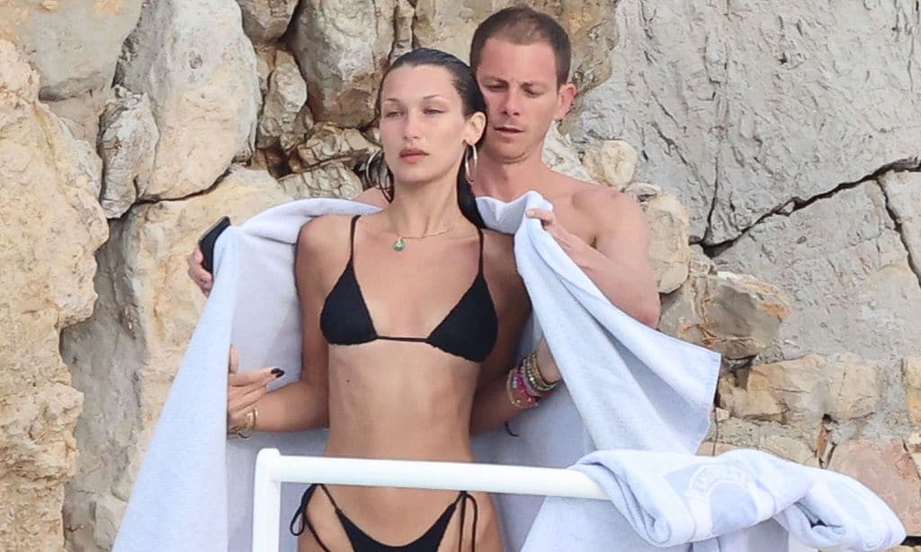 Bella Hadid se relaja con su novio en la costa francesa tras ser viral en Cannes