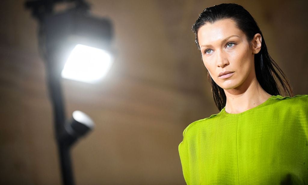 Bella Hadid va camino de convertirse en la mejor modelo del año... ¡por partida triple!