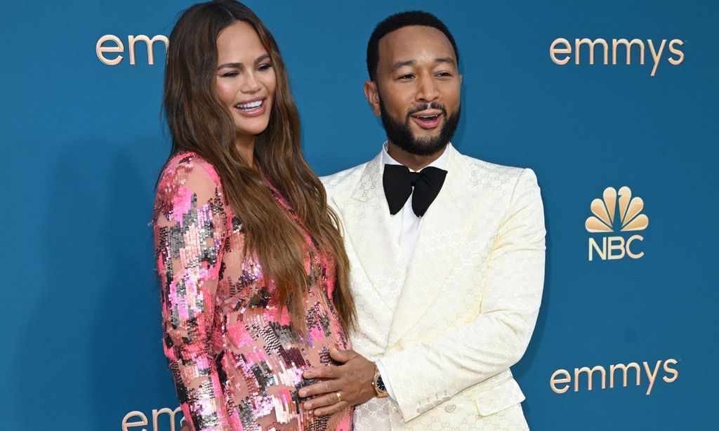 Chrissy Teigen y John Legend dan la bienvenida a su bebé arco iris dos años después de la pérdida de Jack