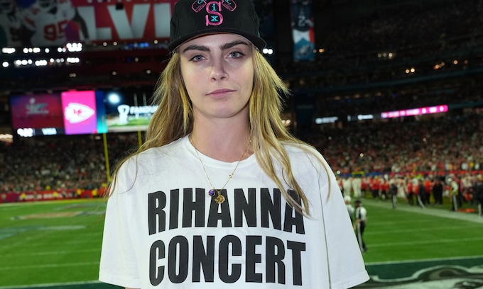 El gesto viral de Cara Delevingne en apoyo a Rihanna durante la Superbowl