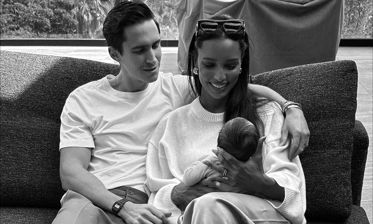 El emotivo posado sin precedentes de Jasmine Tookes junto a su marido y su bebé