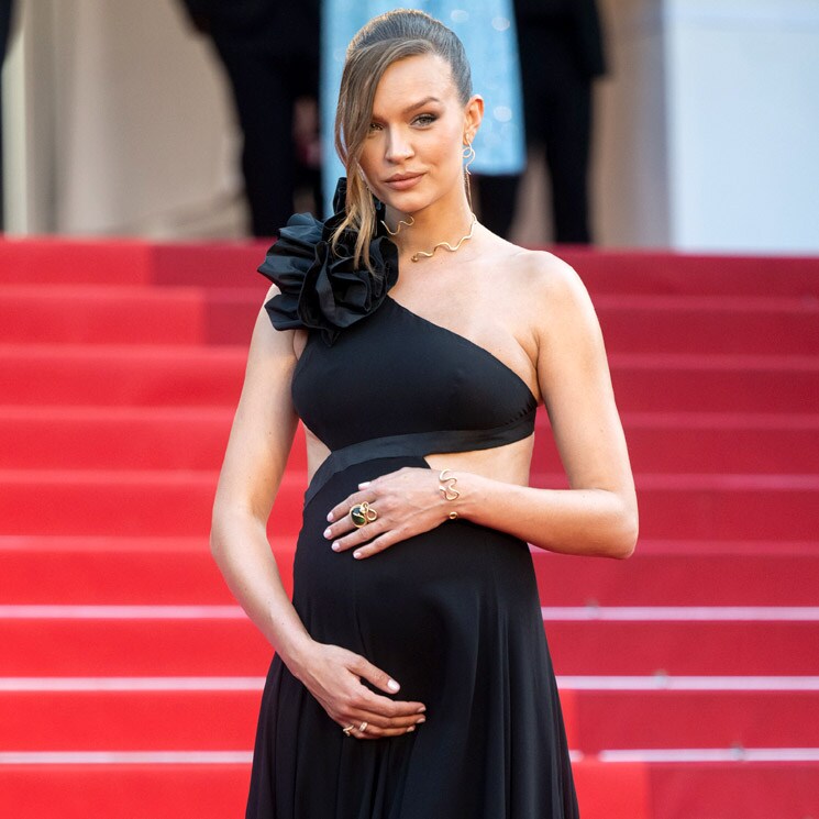 Josephine Skriver enamora a todos con su debut premamá sobre una alfombra roja