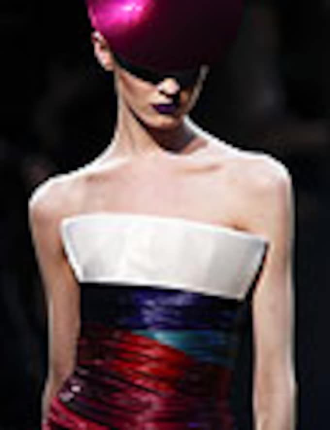 Giorgio Armani destapa su lado más futurista en los desfiles de Alta Costura primavera-verano 2011