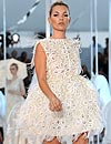 Kate Moss, de nuevo, estrella del desfile de Louis Vuitton en París