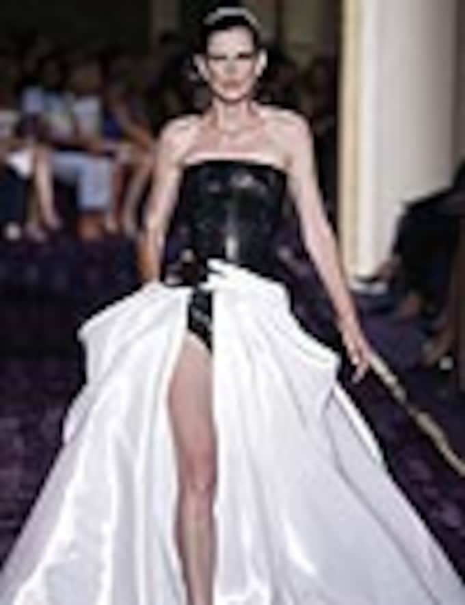 Atelier Versace inaugura la Alta Costura mezclando el armario masculino con el femenino 