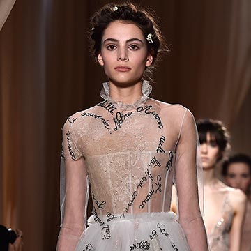 Valentino fusiona arte y moda en París para decirnos 'te quiero'