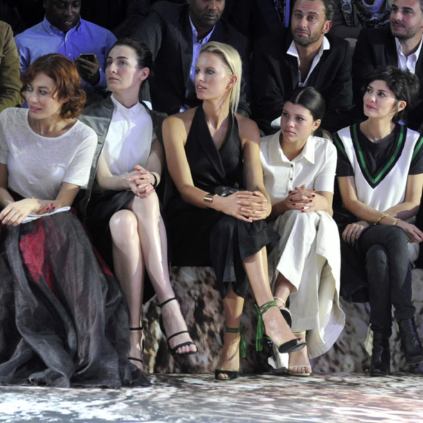 El 'front row' estelar de H&M en París: Karolina Kurkova, Olga Kurylenko, Solange Knowles...