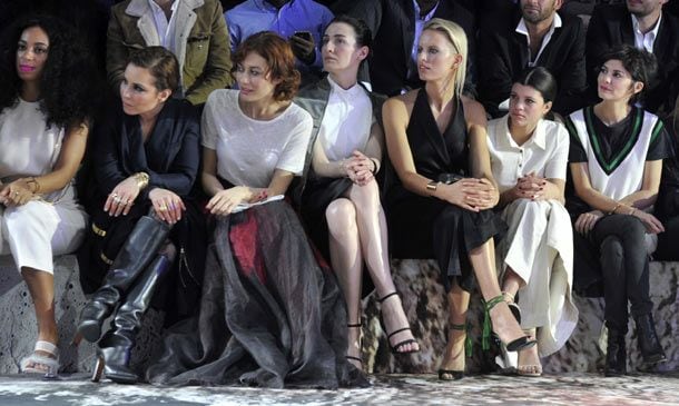 El 'front row' estelar de H&M en París: Karolina Kurkova, Olga Kurylenko, Solange Knowles...