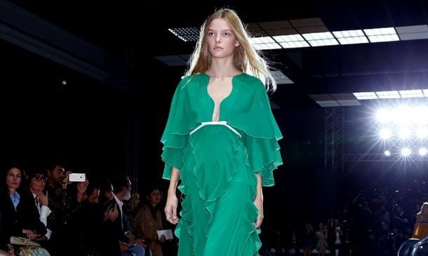 Stella McCartney destapa su modernidad más chic, mientras Giambattista Valli libera su lado más romántico